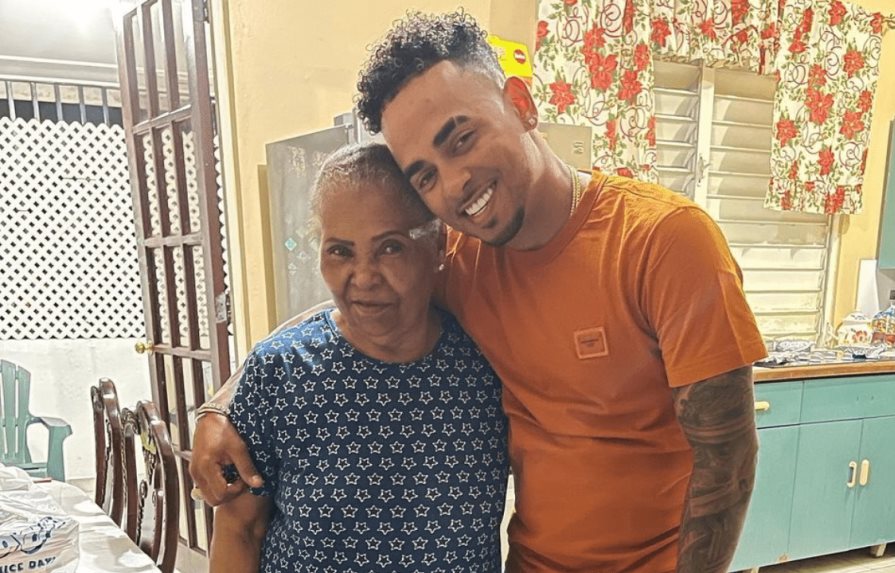 Video | Tras críticas, Ozuna le regala casa a su abuela dominicana