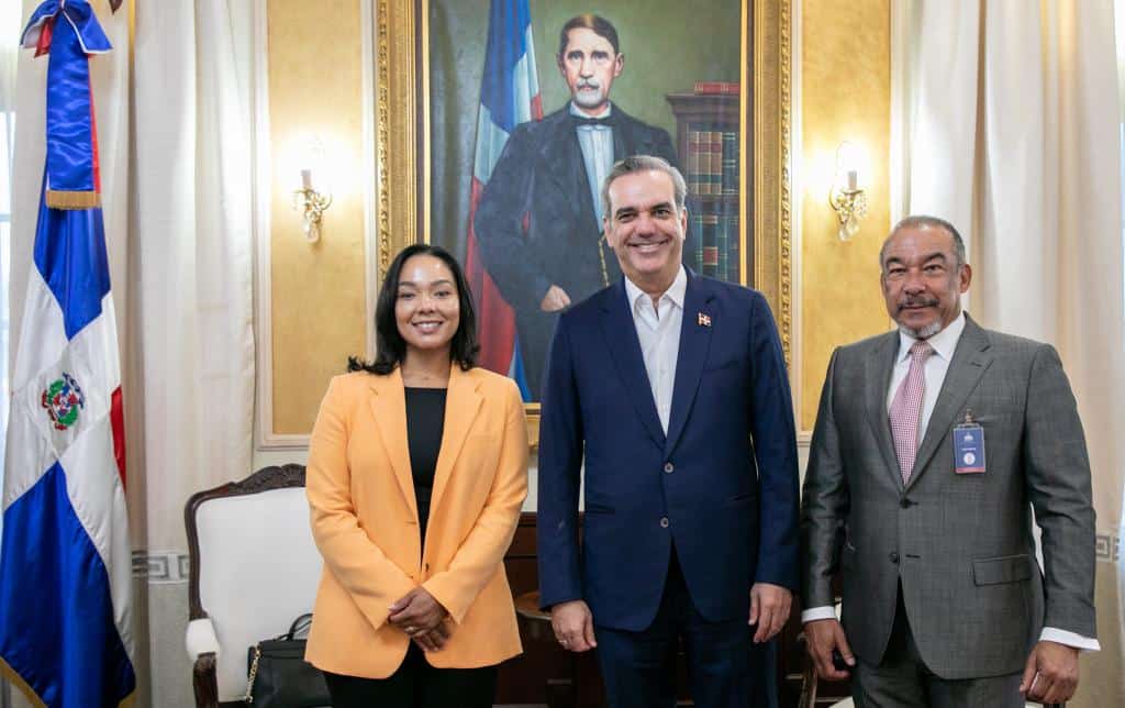 Laura Jiménez junto al presidente Luis Abinader