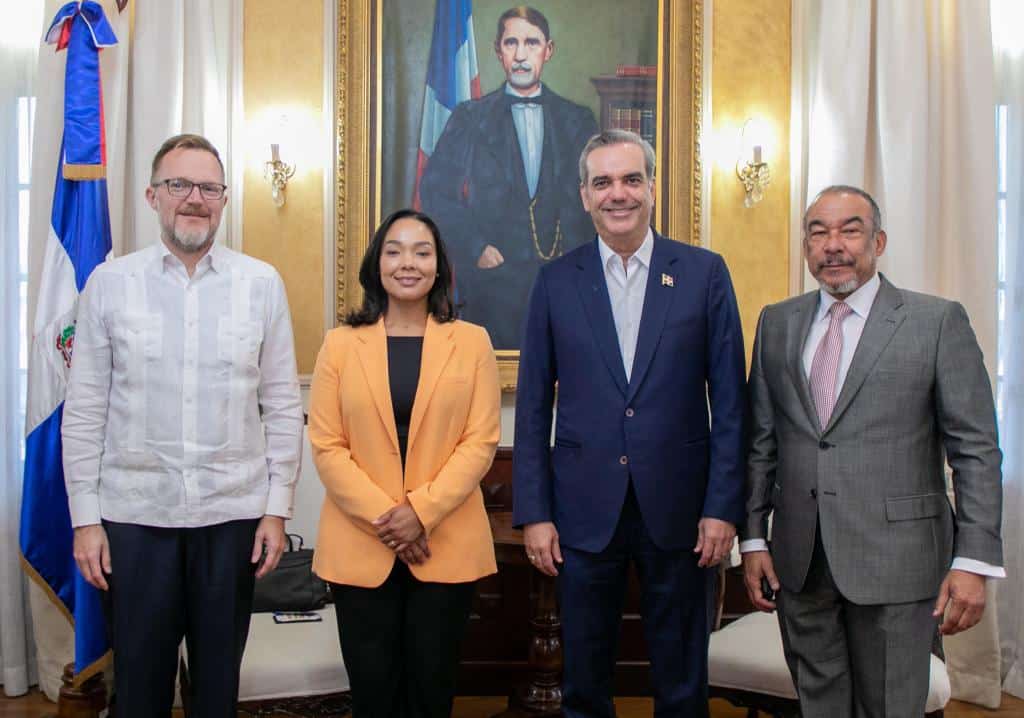 Laura Jiménez junto al presidente Luis Abinader