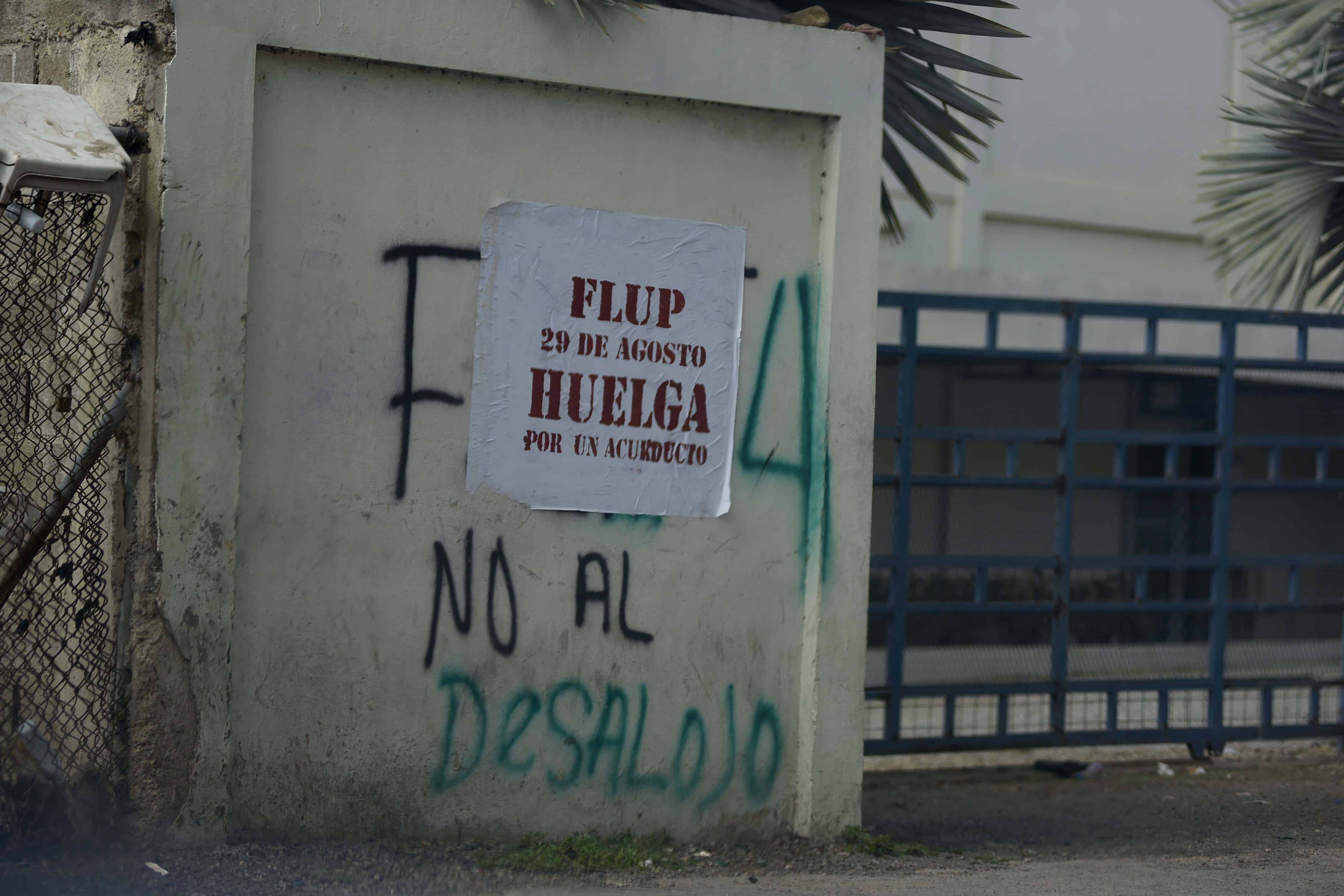 Un letrero en lugar de la ciudad invitado a participar en la huelga.