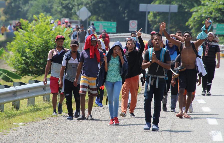 Caravana migrante avanza entre denuncias de robos y violaciones en México