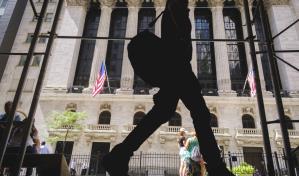 Wall Street termina en fuerte baja en espera de discurso de presidente de la Fed