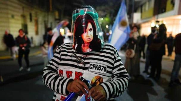 Grupos a favor y en contra de Cristina Fernández se manifiestan en Argentina
