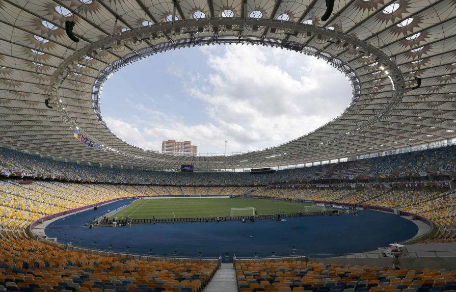 Simbolismo, asientos vacíos: el fútbol vuelve a Ucrania en medio de la guerra