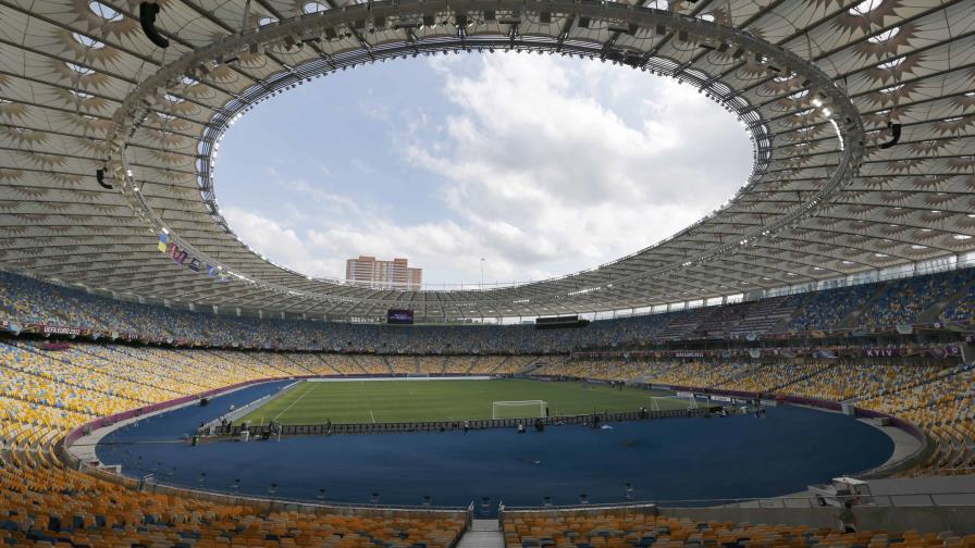 Simbolismo, asientos vacíos: el fútbol vuelve a Ucrania en medio de la guerra