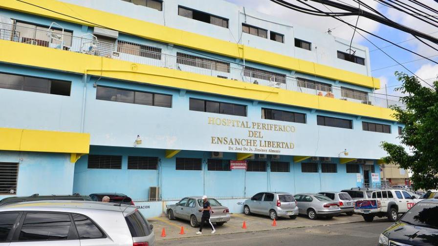 Hallan cadáver en estado de descomposición en baño de hospital de Santiago