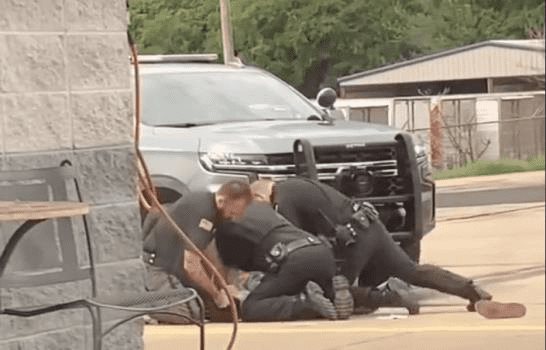 Tres policías suspendidos en EEUU tras video viral de arresto violento