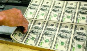 Esperanzados pero con dudas, los cubanos acuden a comprar divisas al Estado