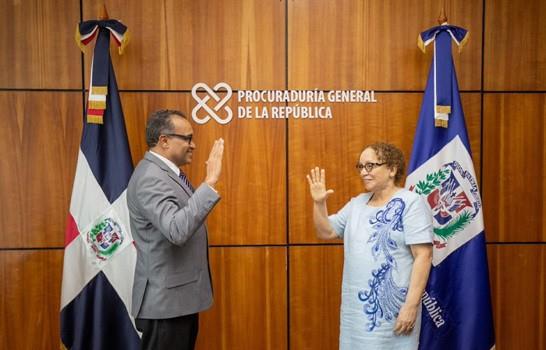 Procuradora Miriam Germán Brito juramenta nuevo inspector general del Ministerio Público