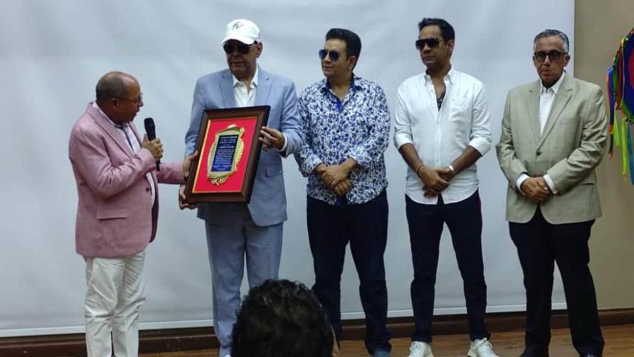 Celebran Día Mundial del Folklore con un reconocimiento a Fernando Villalona