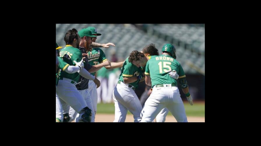 Atléticos superan a Marlins con elevado en la 10ma