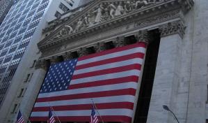 Wall Street abre casi estable y vacilante