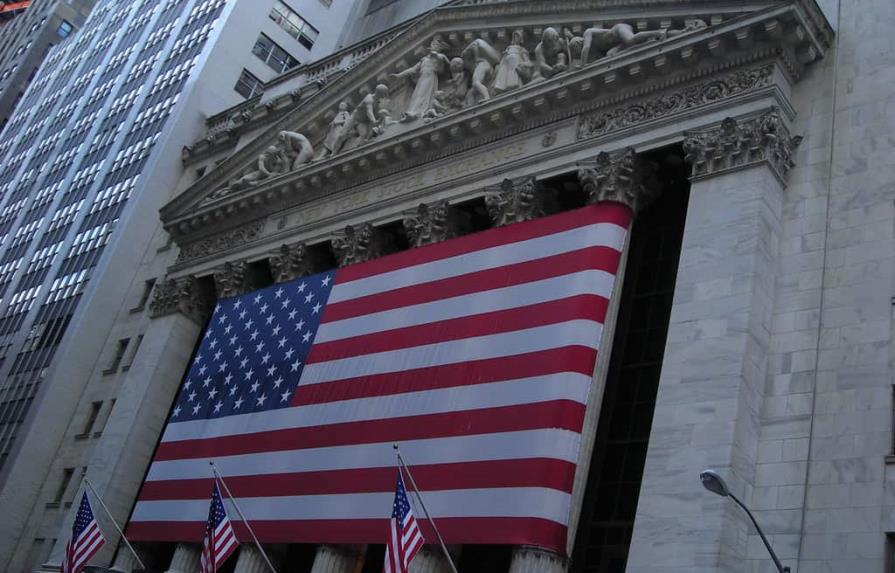 Wall Street abre casi estable y vacilante