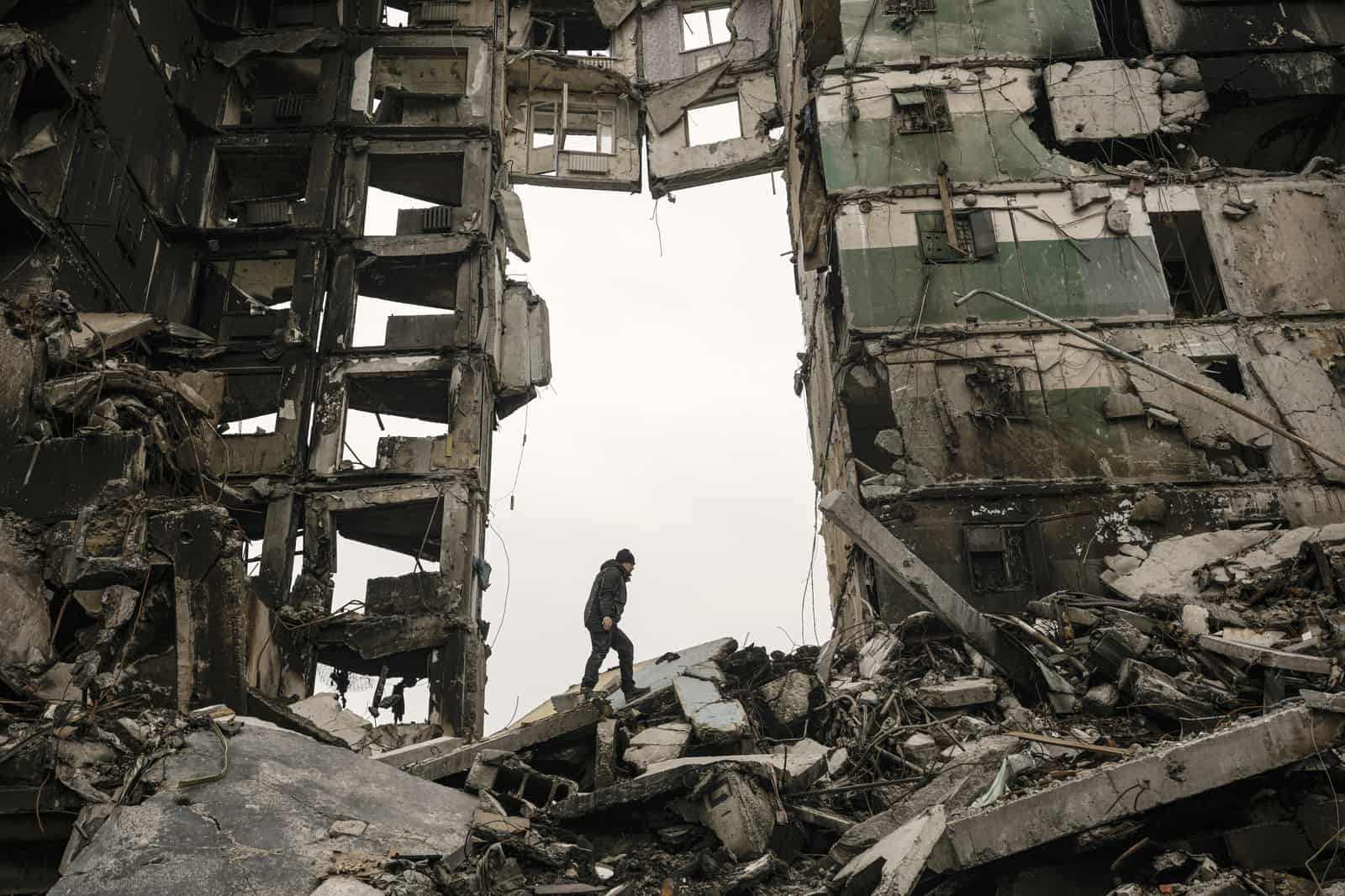 ARCHIVO - Un residente busca sus pertenencias en un edificio de apartamentos destruido durante los combates entre las fuerzas ucranianas y rusas en Borodyanka, Ucrania, el 5 de abril de 2022.