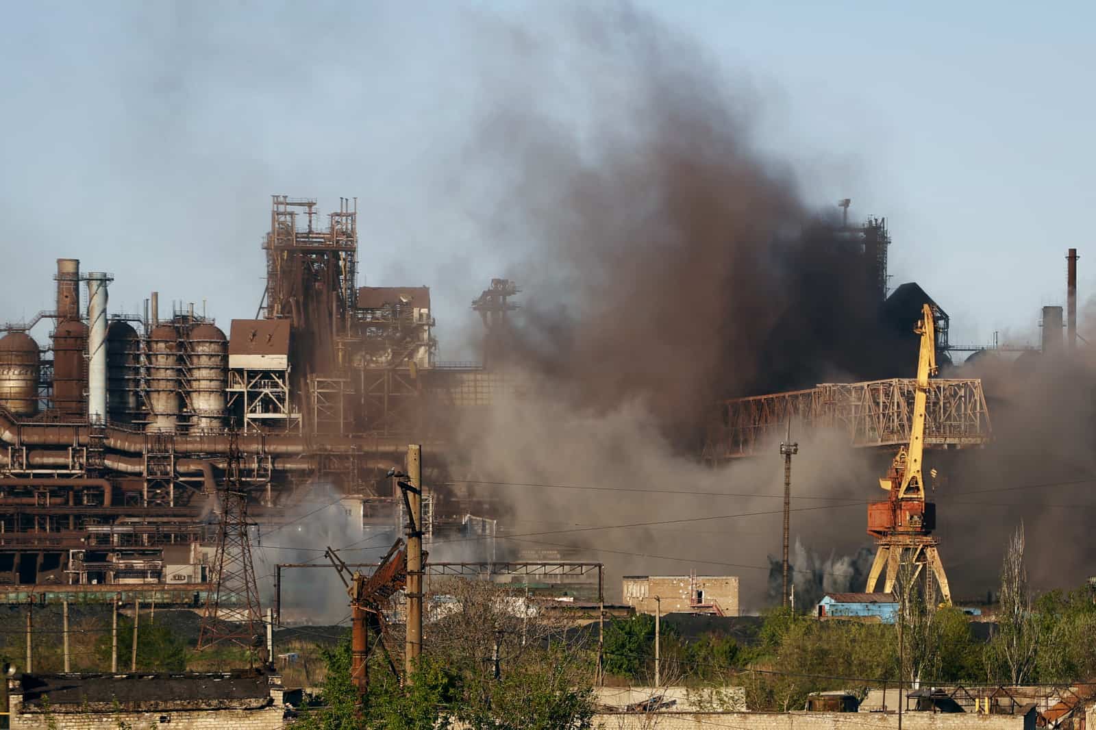 ARCHIVO - El humo se eleva desde el combinado metalúrgico Azovstal en Mariupol durante un bombardeo, en Mariupol, en territorio bajo el gobierno de la República Popular de Donetsk, este de Ucrania, el 7 de mayo de 2022.
