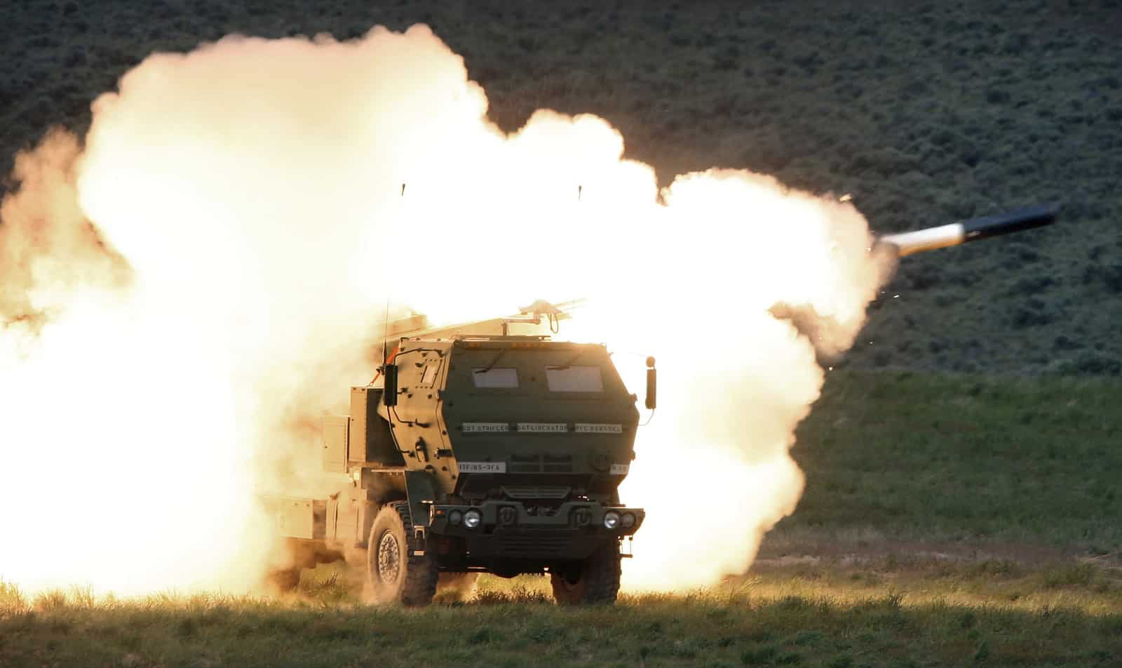 ARCHIVO: un camión de lanzamiento dispara el Sistema de Cohetes de Artillería de Alta Movilidad (HIMARS) producido por Lockheed Martin durante un entrenamiento de combate en el desierto alto del Centro de Entrenamiento de Yakima, Washington, el 23 de mayo de 2011. Suministros de armas occidentales, incluidos los lanzacohetes múltiples HIMARS de EE. UU. , ha aumentado significativamente la capacidad del ejército ucraniano, lo que le permite apuntar a los depósitos de municiones rusas, puentes y otras instalaciones clave con precisión e impunidad. (Tony Overman/The Olympian vía AP, Archivo)