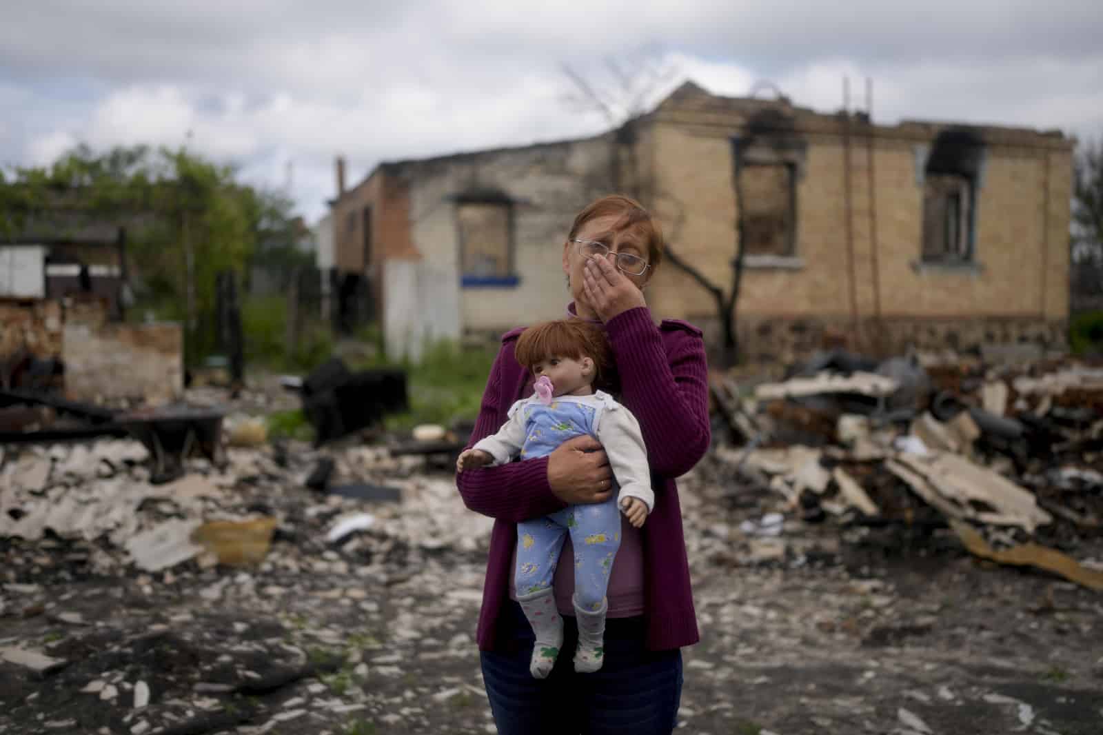ARCHIVO - Nila Zelinska sostiene una muñeca perteneciente a su nieta, que pudo encontrar en su casa destruida en las afueras de Potashnya, Kyiv, Ucrania, el martes 31 de mayo de 2022. Zelinska acaba de regresar a su ciudad natal después de escapar de la guerra y descubrir que no tiene hogar.