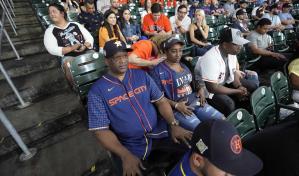 VIDEO | Padres de Álvarez viajan de Cuba para ver juego de Astros