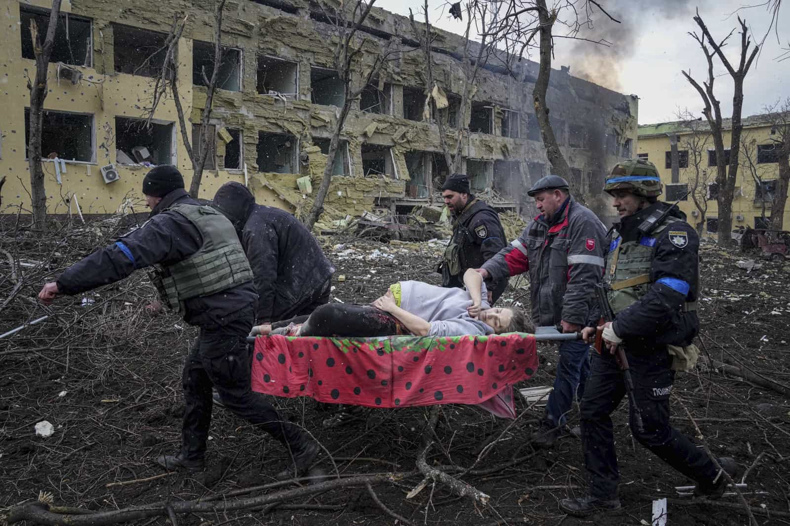 Archivo - Rescatistas y voluntarios ucranianos llevan a una mujer embarazada herida luego de cañoneos rusos a un hospital de maternidad en Mariúpol, Ucrania, el 9 de marzo de 2022.