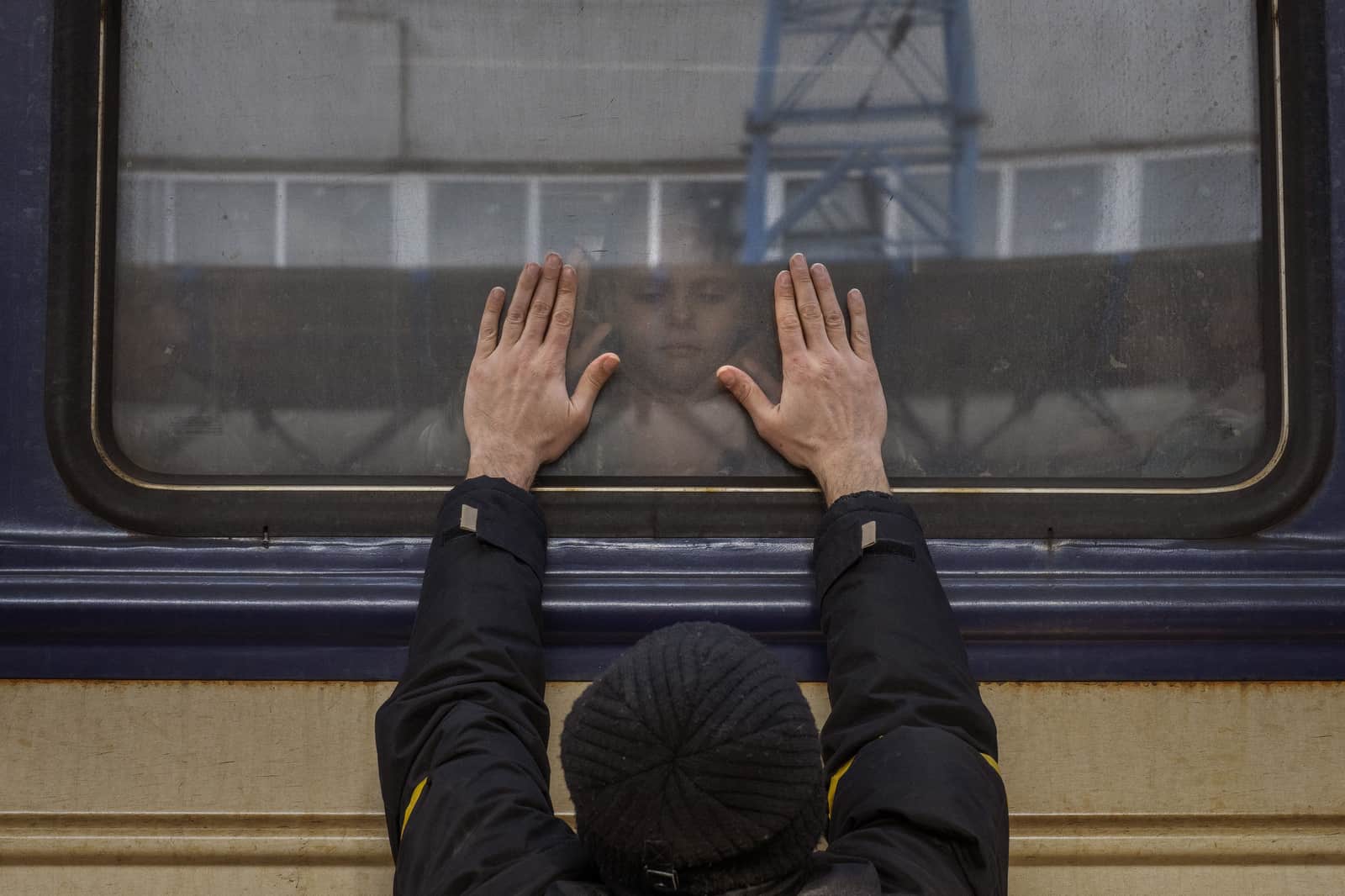Archivo - Aleksander, de 41 años, presiona sus palmas contra la ventana de un tren con destino a Leópolis mientras se despide de su hija Anna, de 5 años, en la estación ferroviaria de Kiev, Ucrania, el 4 de marzo de 2022.