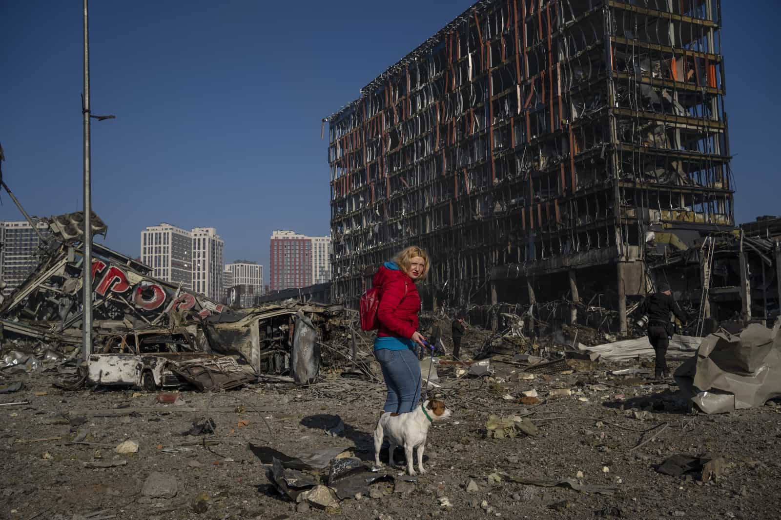 Archivo - Irina Zubchenko pasea con su perro Max en medio de la destrucción causada tras un atentado con bomba en un centro comercial en Kiev, Ucrania, el 21 de marzo de 2022.