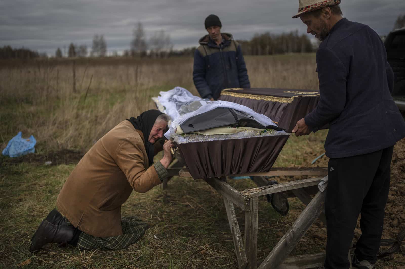 Archivo - Nadiya Trubchaninova, de 70 años, llora mientras se sostiene del ataúd de su hijo Vadym, de 48 años, durante su funeral en el cementerio de Mykulychi, en las afueras de Kiev, Ucrania, el 16 de abril de 2022. Soldados rusos lo mataron el pasado 30 de marzo en Bucha.