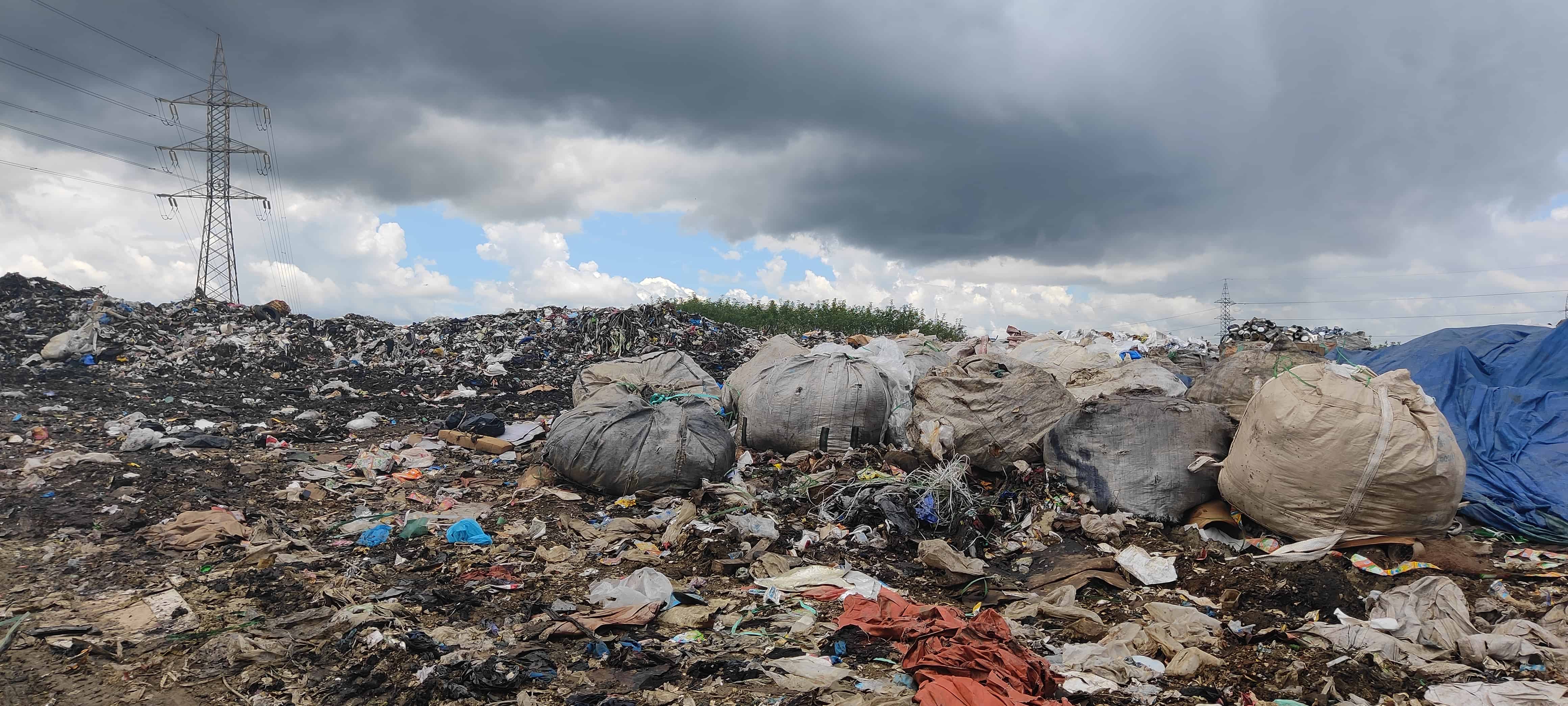 Basura vertida fuera del vertedero de Haina, el jueves 18 de agosto de 2022.