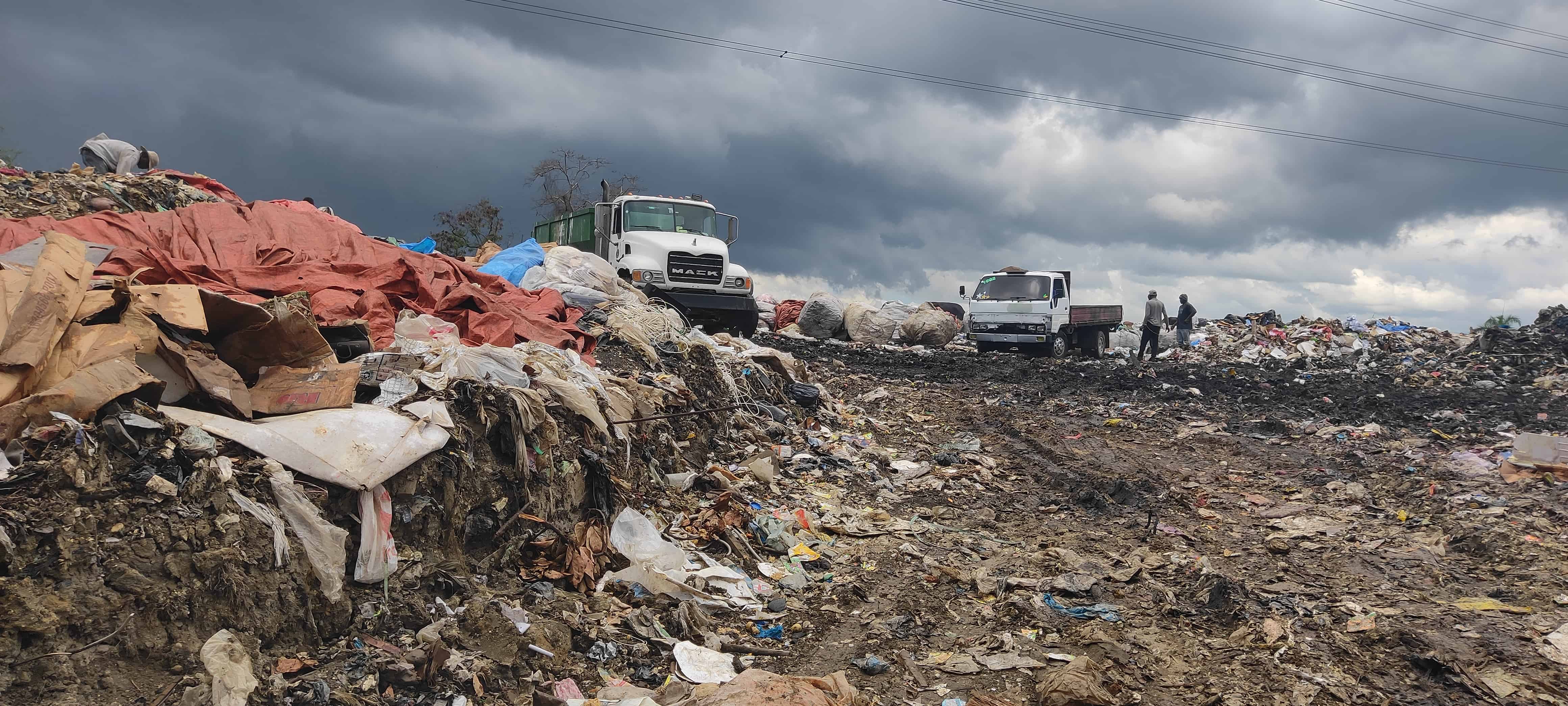 El problema de seguridad hace que se vierta basura fuera del espacio destinado para la disposición final de residuos, como se observa en la imagen tomada el jueves 18 de agosto de 2022.