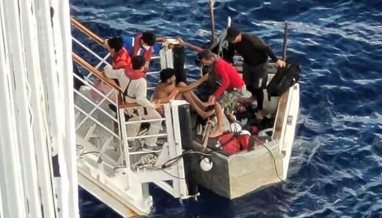 Crucero rescata a migrantes cubanos varados en el mar