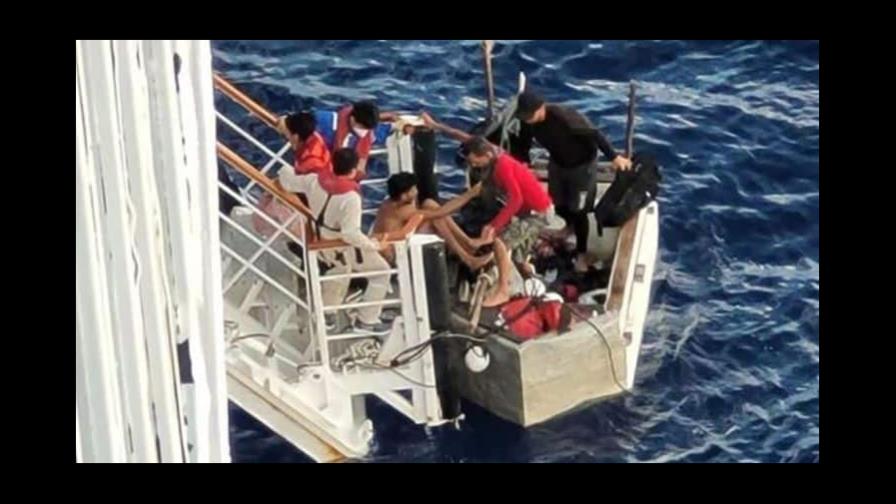Crucero rescata a migrantes cubanos varados en el mar Crucero rescata a migrantes cubanos varados en el mar