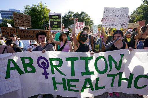 Juez bloquea aplicación en Texas de directrices sobre el aborto