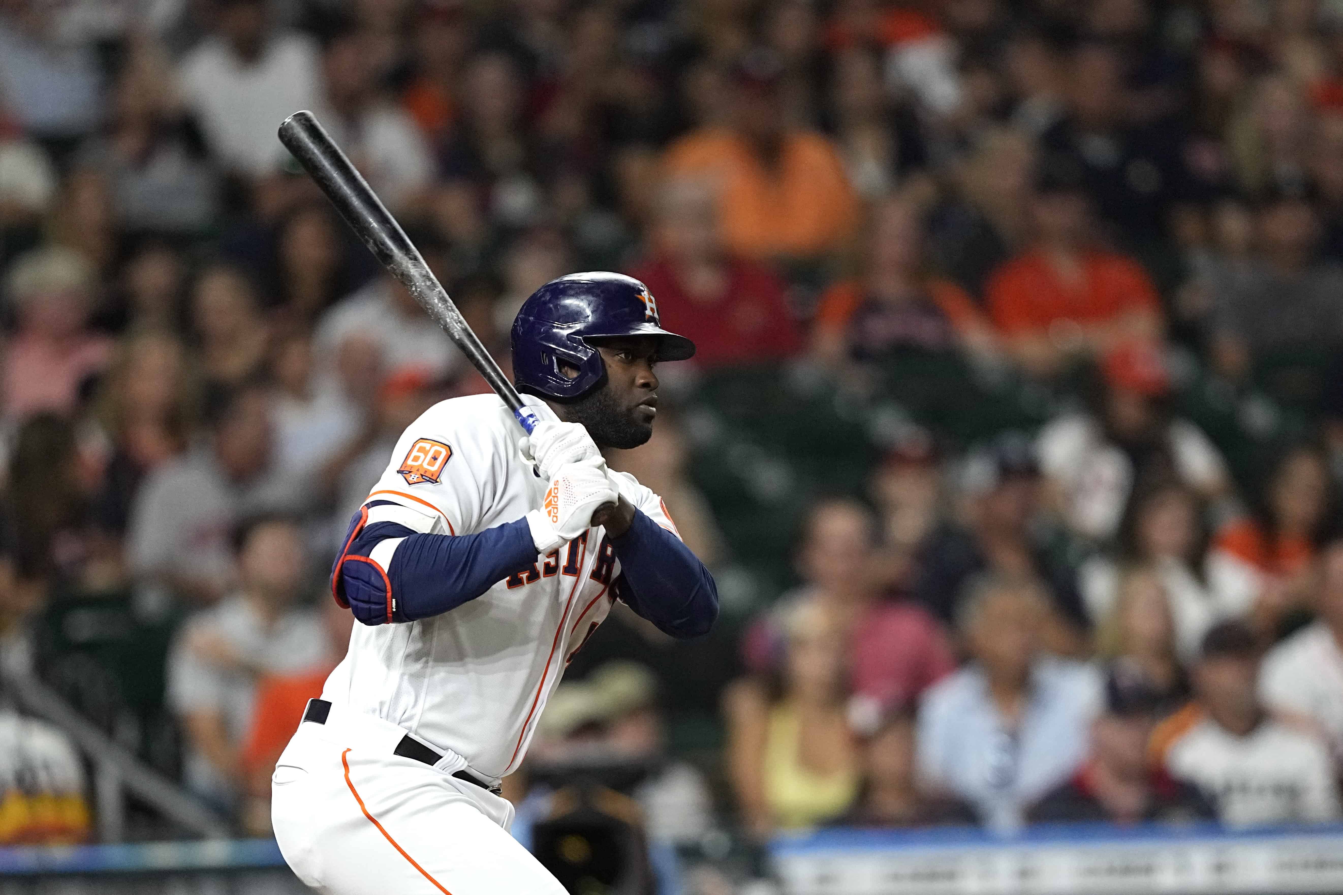 Yordan Alvarez, de los Astros de Houston, ve su sencillo contra los Mellizos de Minnesota durante el tercer inning de un partido de béisbol el martes 23 de agosto de 2022 en Houston. 