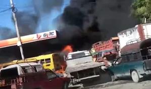 Se incendia bomba de combustible tras accidente de camioneta en Hait&iacute;