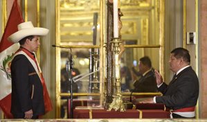 El presidente de Perú cambia a tres ministros de su gabinete