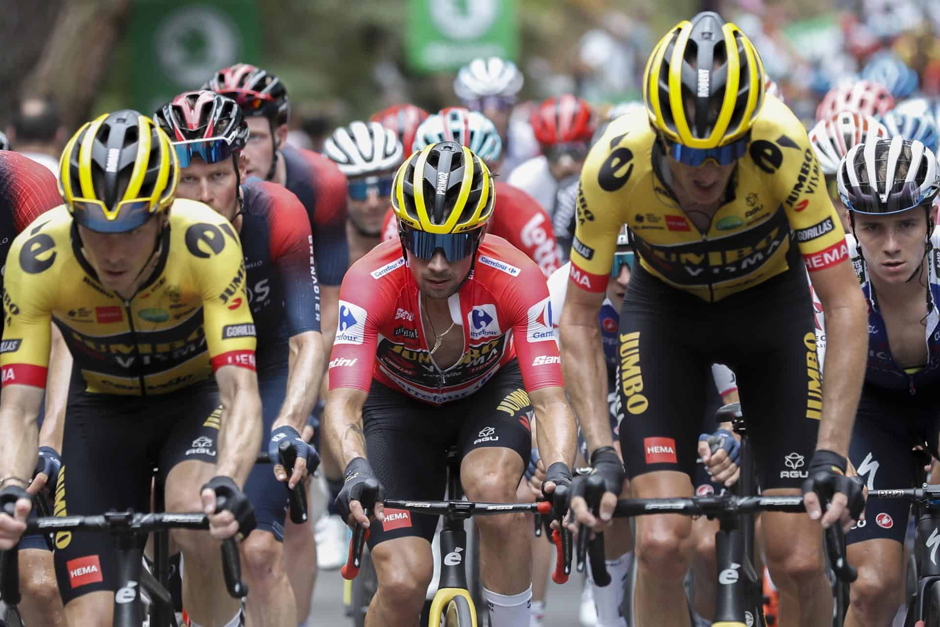 El corredor esloveno y líder de La Vuelta Primoz Roglic (c), durante la quinta etapa de La Vuelta disputada este miércoles entre Irún y Bilbao, con 187,2 km de recorrido.