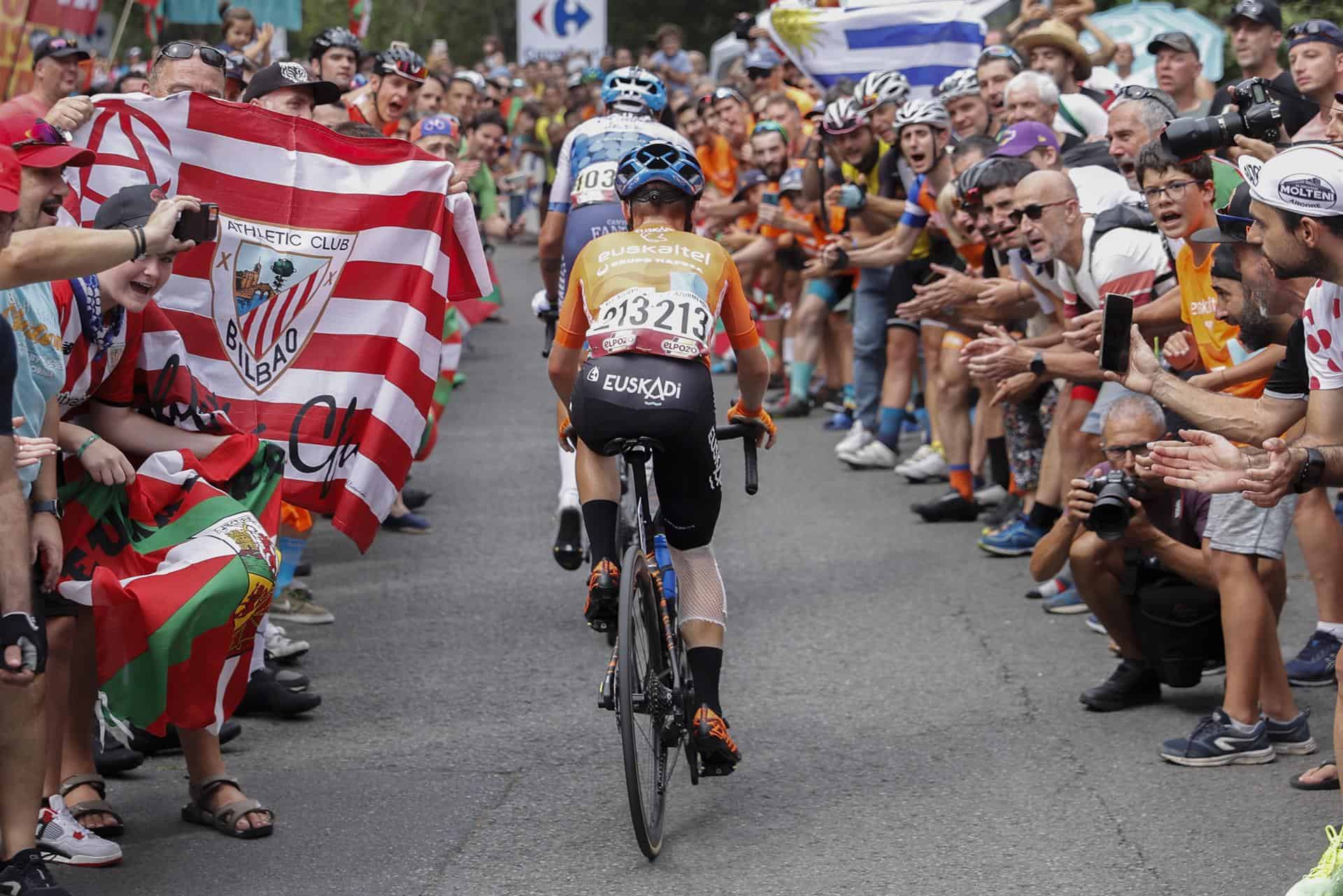  El corredor del Euskaltel-Euskadi Ibai Azurmendi, durante la subida al Alto del Vivero en la quinta etapa de La Vuelta, disputada este miércoles entre Irún y Bilbao con 187,2 km de recorrido.