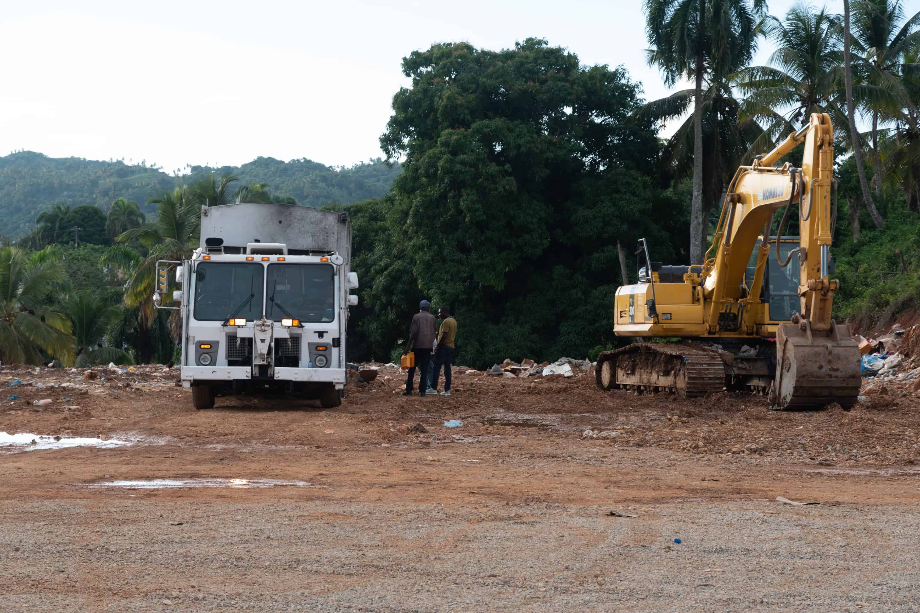 Camión de basura al lado de un vehículo excavador en el vertedero de Samaná, el lunes 22 de agosto de 2022.