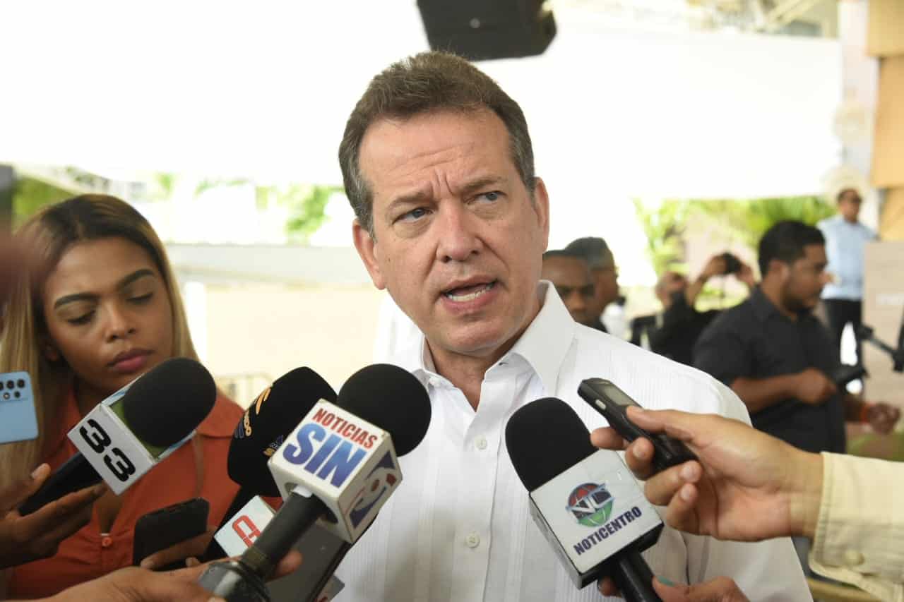 Ministro de Industria respalda aumento salarial, pero el de Agricultura pide prudencia