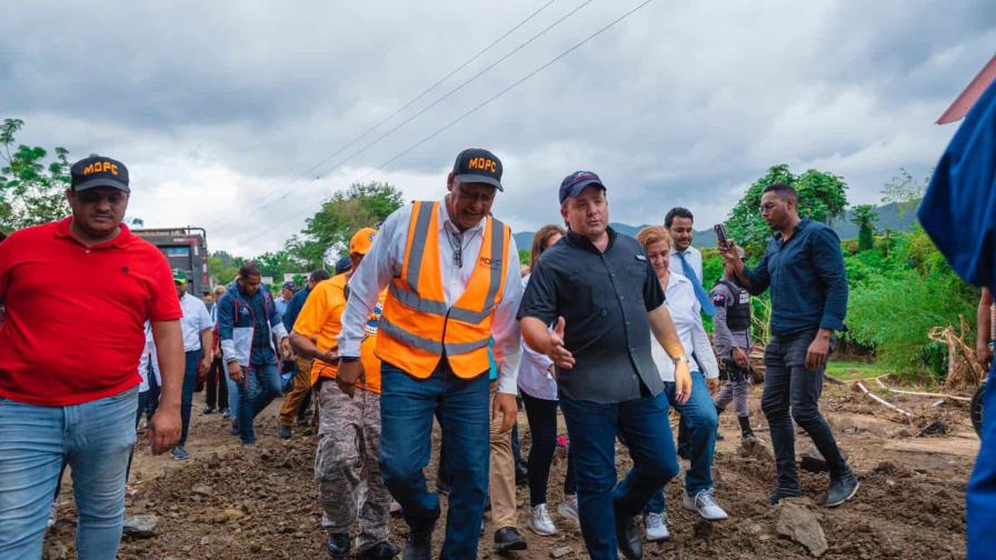 Autoridades llevan ayuda a familias afectadas por lluvias en Jarabacoa Autoridades llevan ayuda a familias afectadas por lluvias en Jarabacoa