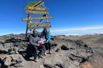 Thais Herrera coloca la bandera nacional en el pico más elevado de África