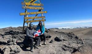 Thais Herrera coloca la bandera nacional en el pico más elevado de África