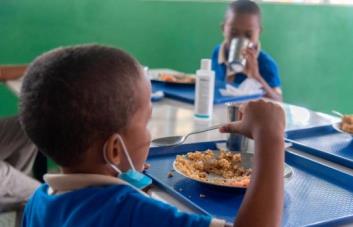 Suplidores impugnan adjudicación del almuerzo escolar del Inabie