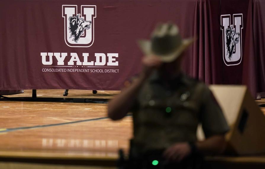Despiden a policía a cargo de la respuesta al tiroteo en una escuela de Texas