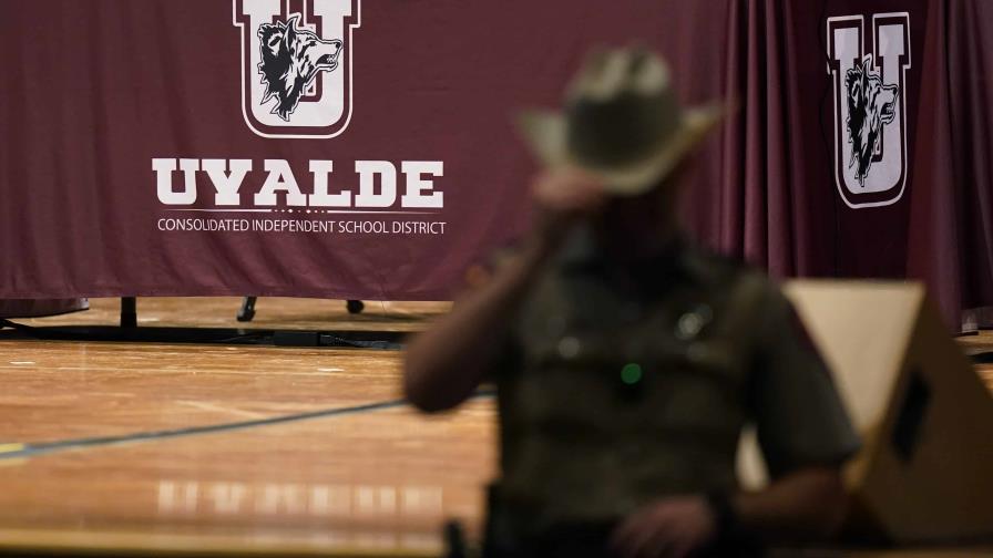 Despiden a policía a cargo de la respuesta al tiroteo en una escuela de Texas