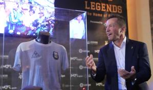 Matthäus entrega la camiseta de Maradona en final de 1986