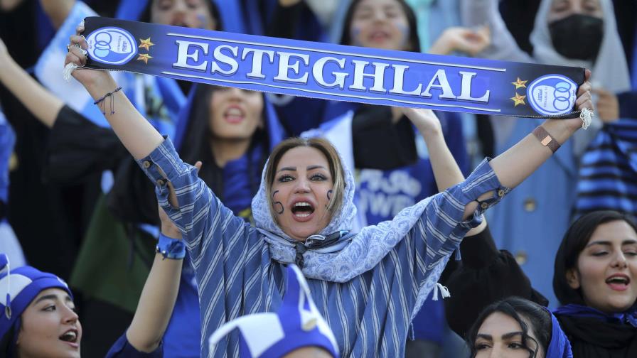 Mujeres iraníes asisten a partido de primera división por primera vez en más de 40 años Mujeres iraníes asisten a partido de primera división por primera vez en más de 40 años