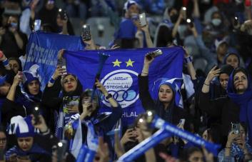 Mujeres iraníes asisten a partido de primera división por primera vez en más de 40 años