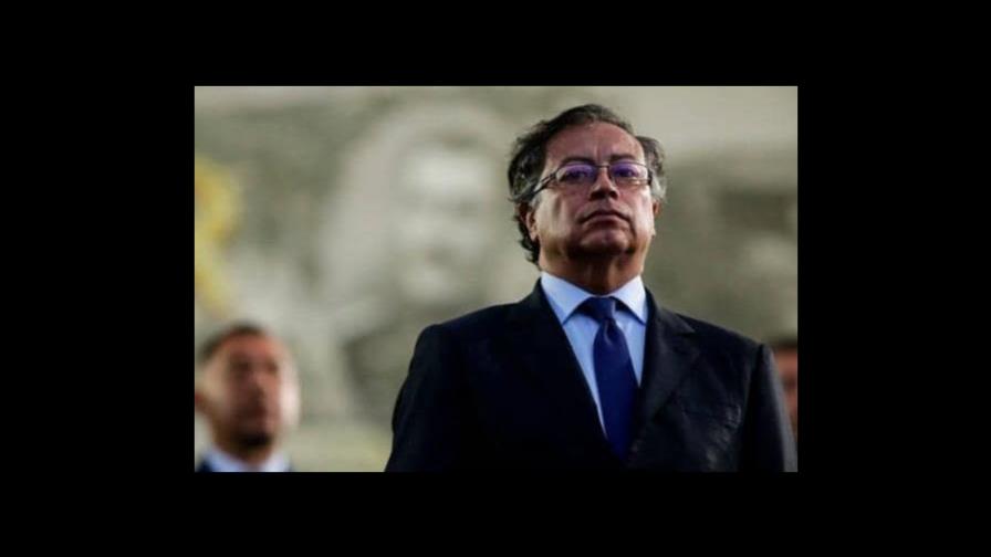 Petro asiste a funeral de policías asesinados en Colombia