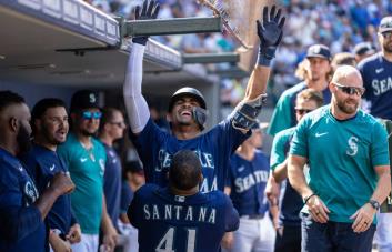 J-Rodríguez (4-4, HR) fue el motor de Seattle