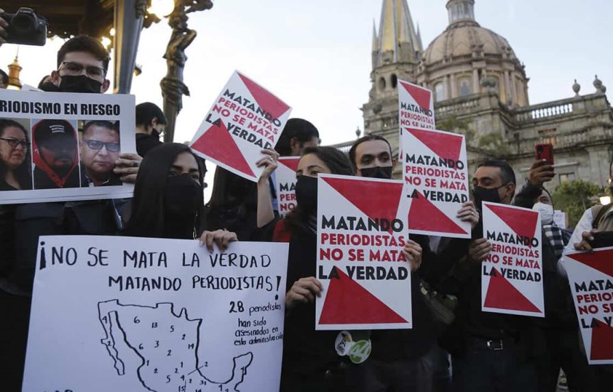 Periodistas protestan frente a Fiscalía de México por asesinato de colega
